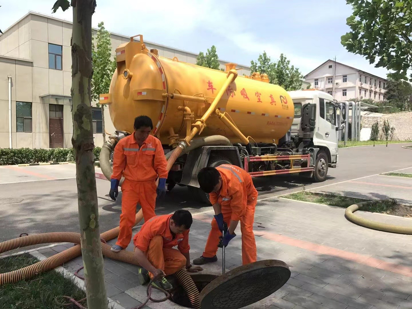 乌兰察布管道疏通车停在窨井附近