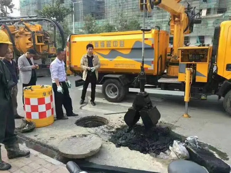 乌兰察布街道：网格员化身“清道夫”，为民解忧疏通“堵心”化粪池