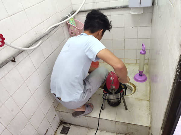 乌兰察布肥皂掉到马桶里把马桶堵住了怎么办？马桶堵住了怎么办