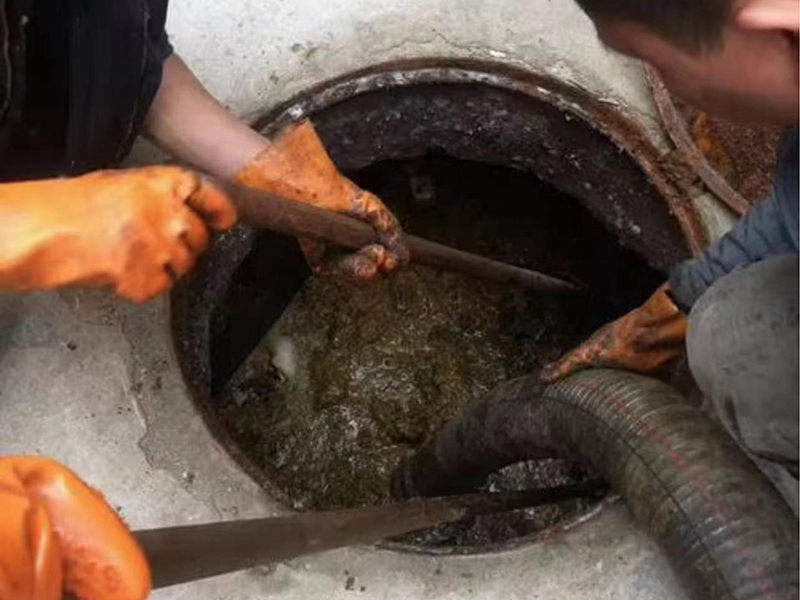 乌兰察布清理化粪池时如何避免沼气的危害？